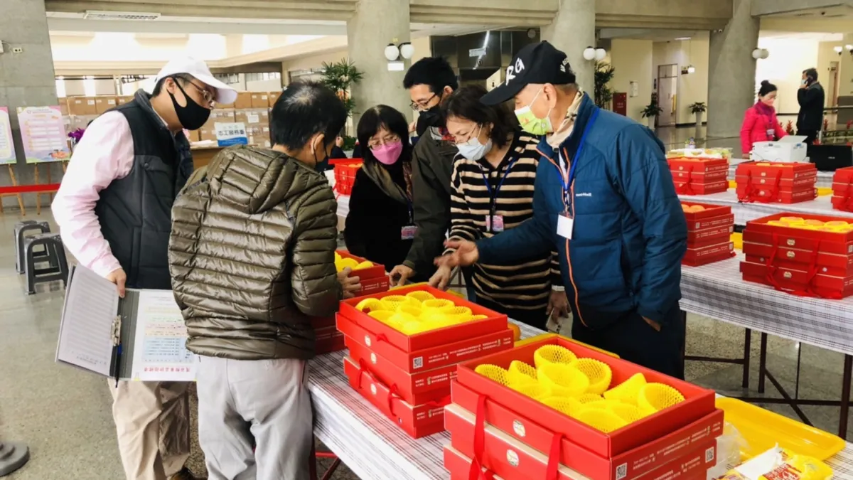 台中市府農業局22日茂谷柑果品評鑑,評審委員評分果品外觀。(圖/台中市政府)