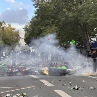 フランスで続く暴動を受け、パリ市内ではシェアサイクルやごみ箱を積み重ねたバリケードが各所に設置され、一部では火が放たれた。(中央通信社) フランスで続く暴動を受け、パリ市内ではシェアサイクルやごみ箱を積み重ねたバリケードが各所に設置され、一部では火が放たれた。(中央通信社)