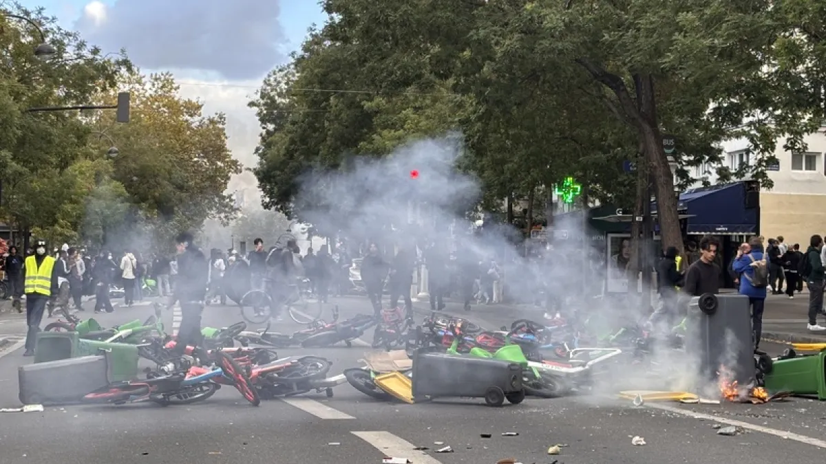 フランスで続く暴動を受け、パリ市内ではシェアサイクルやごみ箱を積み重ねたバリケードが各所に設置され、一部では火が放たれた。(中央通信社)