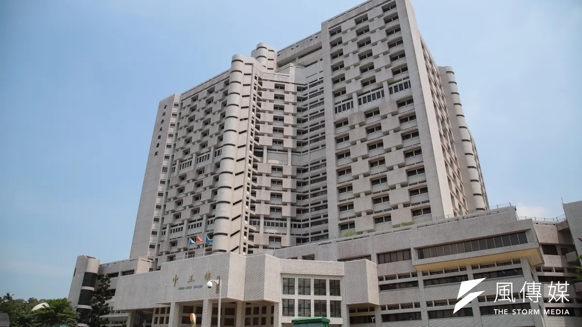 台北榮民總醫院前副院長吳香達,因急性肺炎造成呼吸衰竭病逝,享壽80歲。圖為北榮外觀。(資料照,顏麟宇攝)