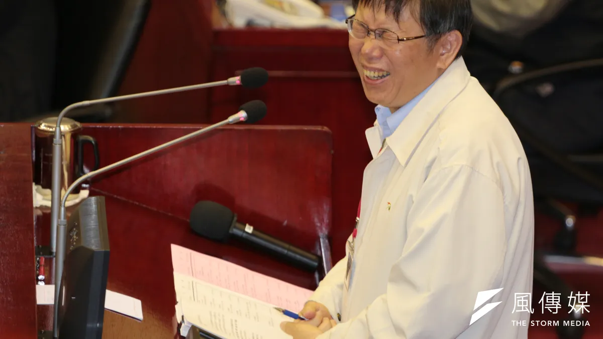 台北市長柯文哲在進入議會進行施政報告之前,早與幕僚兵棋推演過退報告、潑水的情況。(資料照,余志偉攝)