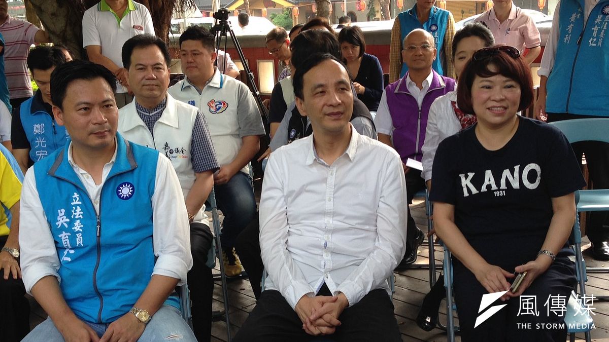 國民黨總統參選人朱立倫請益之旅來到嘉義。左為國民黨嘉義立委參選人吳育仁,右為國民黨副主席黃敏惠。(羅暐智攝) 國民黨總統參選人朱立倫請益之旅來到嘉義。左為國民黨嘉義立委參選人吳育仁,右為國民黨副主席黃敏惠。(羅暐智攝)