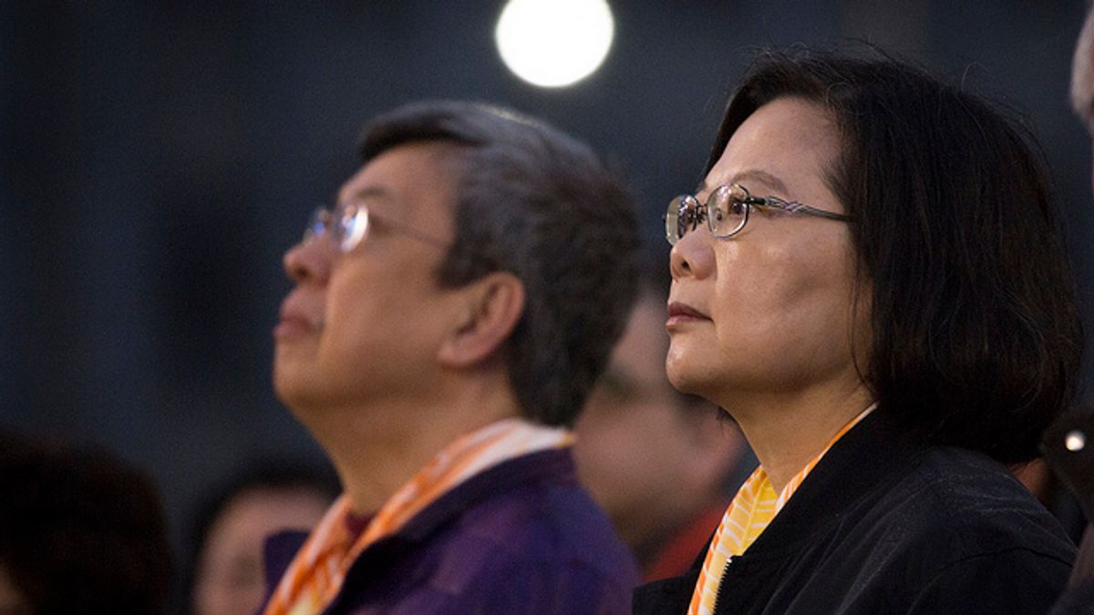 108年元旦升旗典禮於總統府前舉行,總統蔡英文和副總統陳建仁手持國旗領唱國歌。(總統府提供) 108年元旦升旗典禮於總統府前舉行,總統蔡英文和副總統陳建仁手持國旗領唱國歌。(總統府提供)