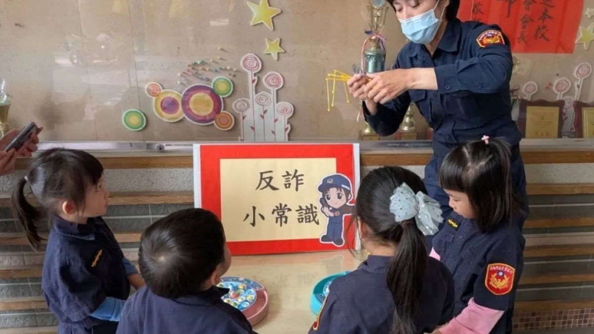 婦幼隊員警透過機智問答安全宣導,幫助孩童建立身體自主權與自我保護意識。(圖/高市警婦幼隊提供)