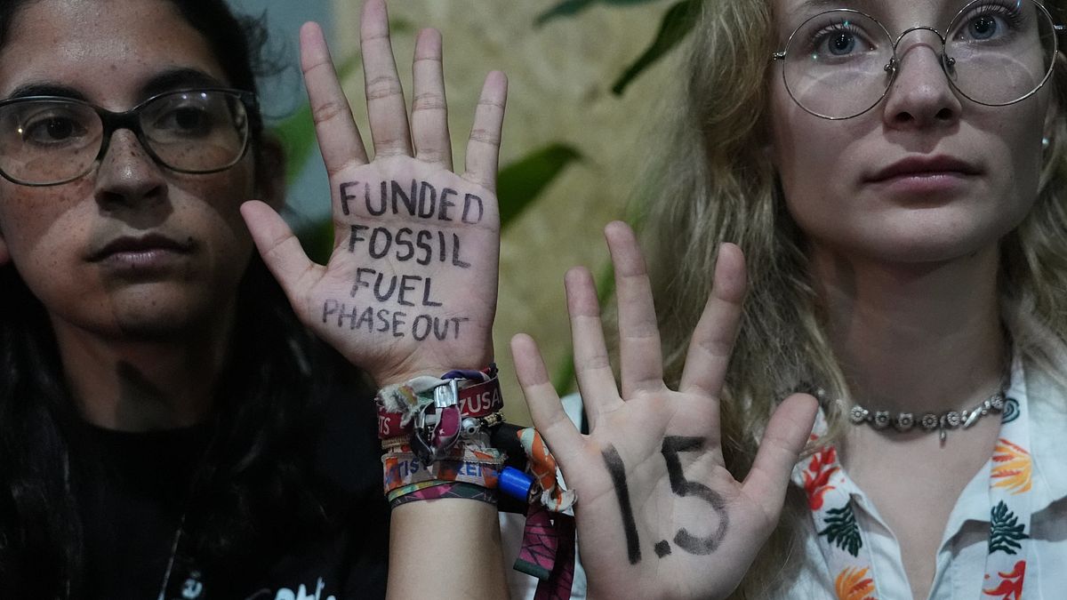 川普雖然沒來,但他的影子無所不在!17國代表僵持12小時,COP30最後一刻達成共識:間接承認「逐步擺脫化石燃料」