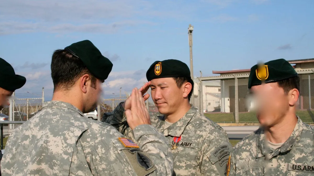 余靖在美軍綠扁帽特戰部隊服務約四年,曾多次派駐伊拉克及菲律賓南部,其中派駐菲國經驗意外成為2013年他援救張安薇的重要因素。(余靖臉書)