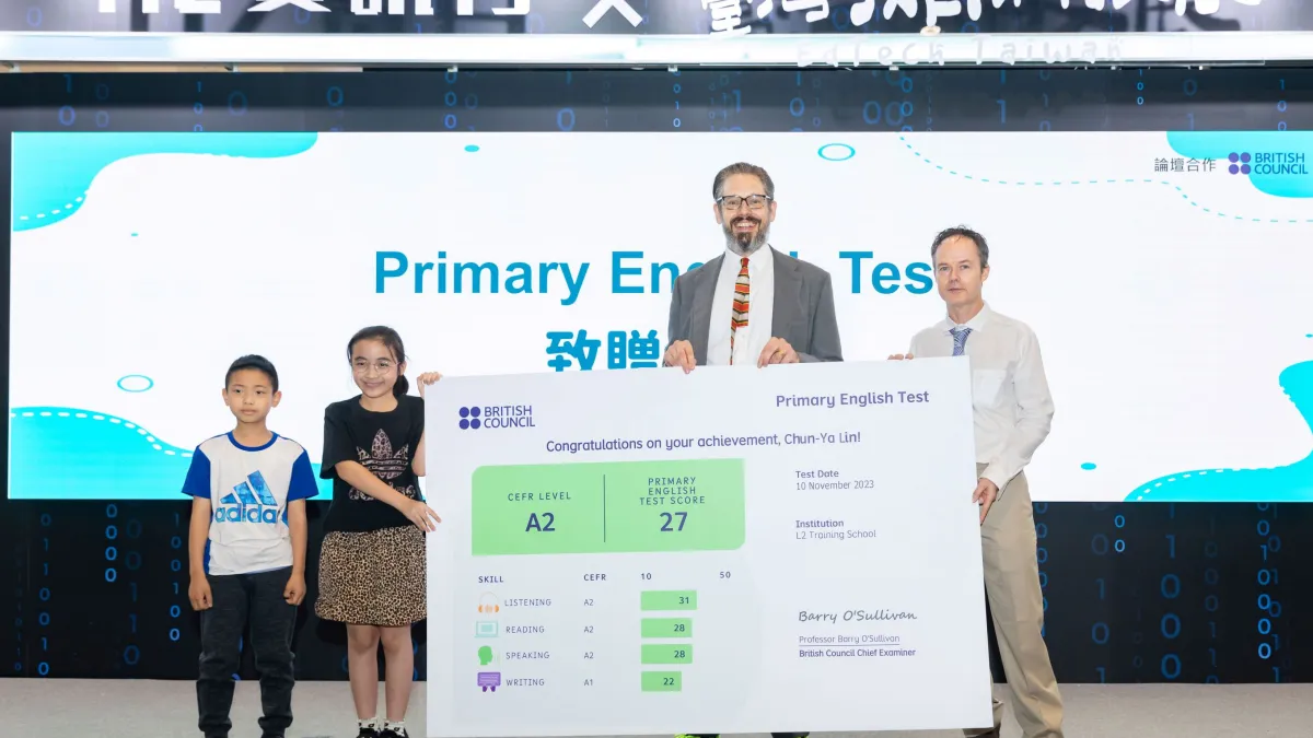 Primary English Test在「臺灣教育科技展」舉辦授證儀式,由英國文化協會台灣處長Ralph Rogers (右二) 以及東北亞區考試總監Jim O’Neill (右一) 共同頒發證書給兩名台灣學童,宣告全球首創的AI兒童英文檢定正式登臺。(圖片來源:英國文化協會)