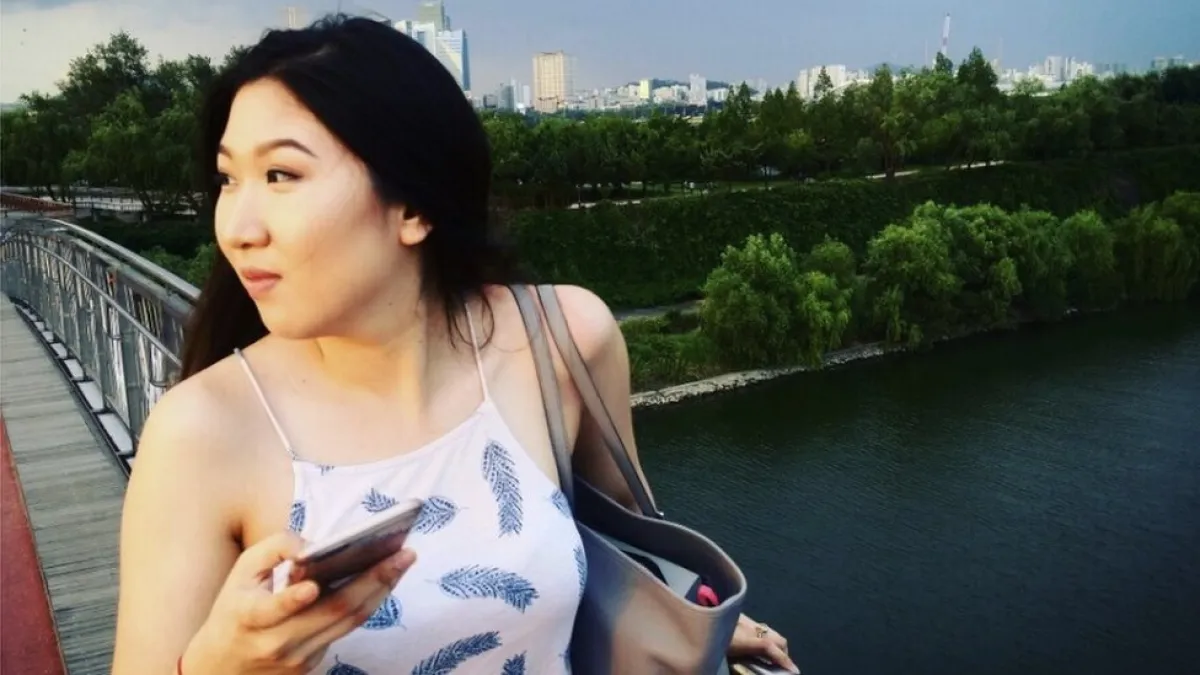 留學美國的李素娟說,「我告訴我媽媽,我感覺這就是個邪教,但她不相信我。」(圖/BBC中文網)