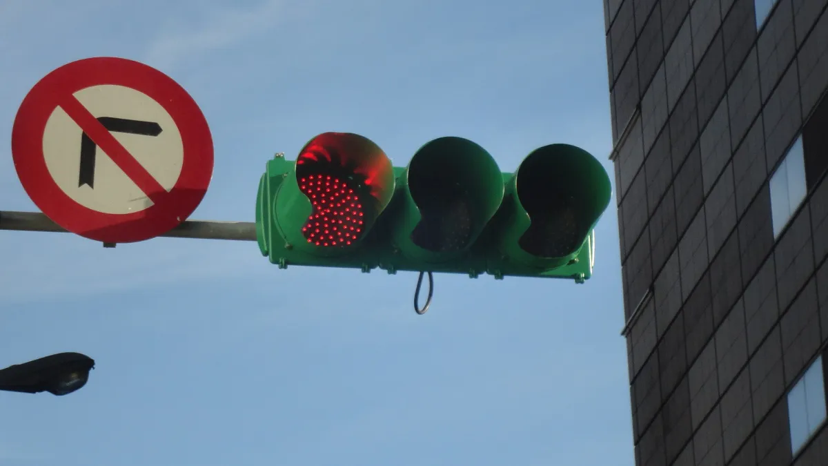 紅綠燈是道路安全上不可或缺的引導設施。(圖/取自維基百科)