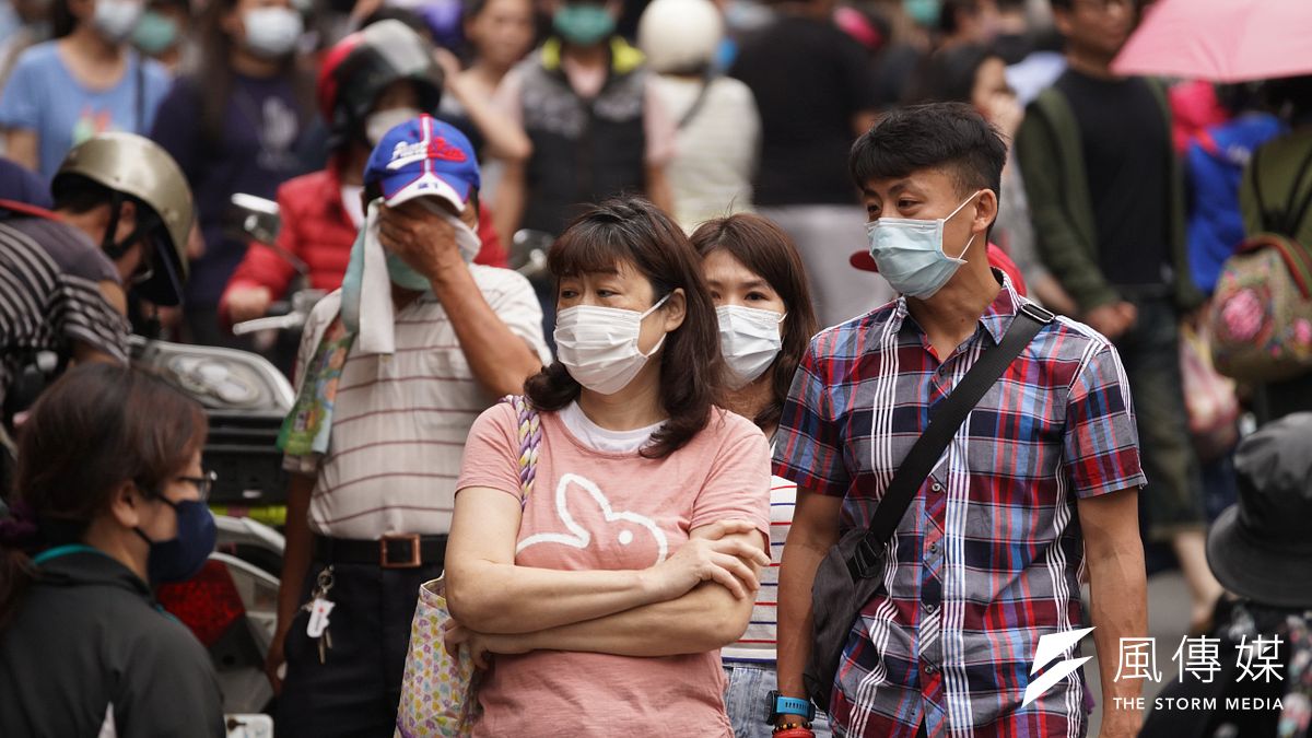 新冠肺炎勞工紓困貸款自4月30日起開辦,最高新台幣10萬元,行政院另加碼提供1萬元紓困金,6日起開始申請。(資料照,盧逸峰攝) 新冠肺炎勞工紓困貸款自4月30日起開辦,最高新台幣10萬元,行政院另加碼提供1萬元紓困金,6日起開始申請。(資料照,盧逸峰攝)