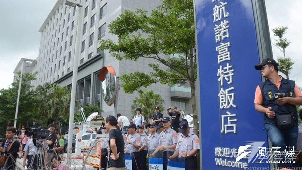 針對破門事件,諾富特飯店25日發表聲明,指該房實際入住人數與登記人數不符,且房客任意行走經勸導不聽,才依法通報桃園當地警察機關處理。(宋小海攝) 針對破門事件,諾富特飯店25日發表聲明,指該房實際入住人數與登記人數不符,且房客任意行走經勸導不聽,才依法通報桃園當地警察機關處理。(宋小海攝)