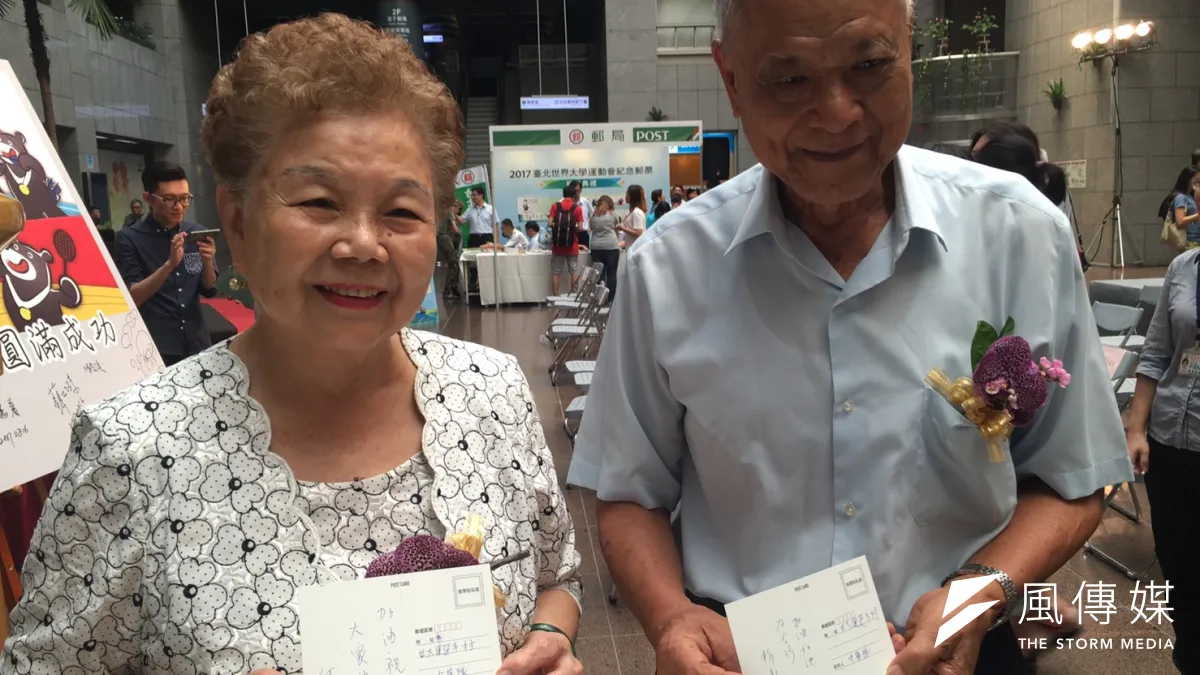 台北市長柯文哲的媽媽何瑞英(左)受訪時表示,覺得柯文哲辦世大運很認真。對於柯文哲罵國民黨智商像猴子,柯媽回「猴子也很聰明啊!」圖為柯媽何瑞英(左)與柯爸柯承發(右)。(王彥喬攝)