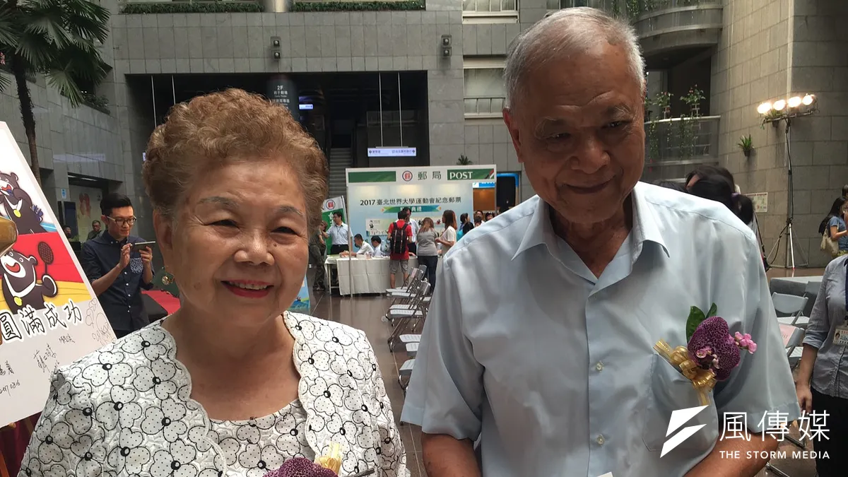 台北市長柯文哲的媽媽何瑞英(左)受訪時表示,覺得柯文哲辦世大運很認真。對於柯文哲罵國民黨智商像猴子,柯媽回「猴子也很聰明啊!」圖為柯媽何瑞英(左)與柯爸柯承發(右)。(王彥喬攝) 台北市長柯文哲的媽媽何瑞英(左)受訪時表示,覺得柯文哲辦世大運很認真。對於柯文哲罵國民黨智商像猴子,柯媽回「猴子也很聰明啊!」圖為柯媽何瑞英(左)與柯爸柯承發(右)。(王彥喬攝)