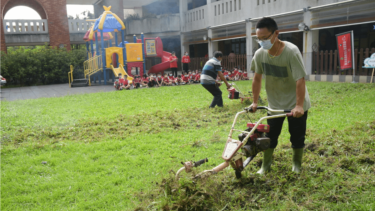 南投縣濁水溪社區大學與前山國小及前山非營利幼兒園合作開墾「前山幸福小綠田」計畫,將國小校園綠草皮改造為小綠田農場。(圖/南投縣政府提供) 南投縣濁水溪社區大學與前山國小及前山非營利幼兒園合作開墾「前山幸福小綠田」計畫,將國小校園綠草皮改造為小綠田農場。(圖/南投縣政府提供)