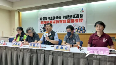 近日傳出台中、新北有議員施壓學校要求改段考分數,全教總今(1)日召開記者會表示,教育專業不容踐踏,施壓議員應公開道歉,呼籲民代停止干預教育。(羅立邦攝)