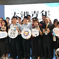 「實習主管聯繫會議」結合「票選優質企業頒獎典禮」一同舉行,青年局長林楷軒(中)藉此表彰提供學子安全、完善實習制度的企業公司。(圖/高市青年局提供) 「實習主管聯繫會議」結合「票選優質企業頒獎典禮」一同舉行,青年局長林楷軒(中)藉此表彰提供學子安全、完善實習制度的企業公司。(圖/高市青年局提供)