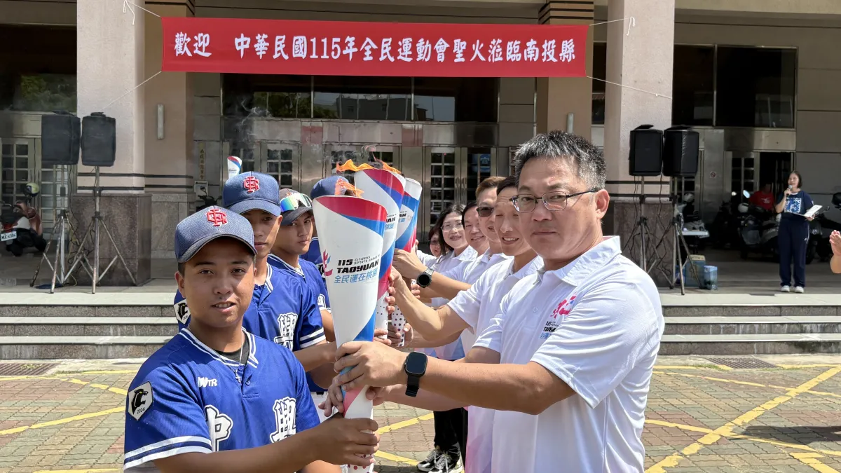 全民運動會聖火9/30日上午傳抵南投縣立體育場,投縣府辦聖火傳遞交接致敬儀式,南投天籟鼓韻太鼓團開場後進行聖火交接。(圖/南投縣政府)