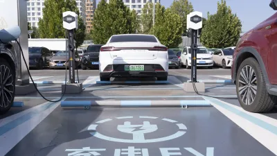 2024年10月11日,北京的電動車充電站。(美聯社)