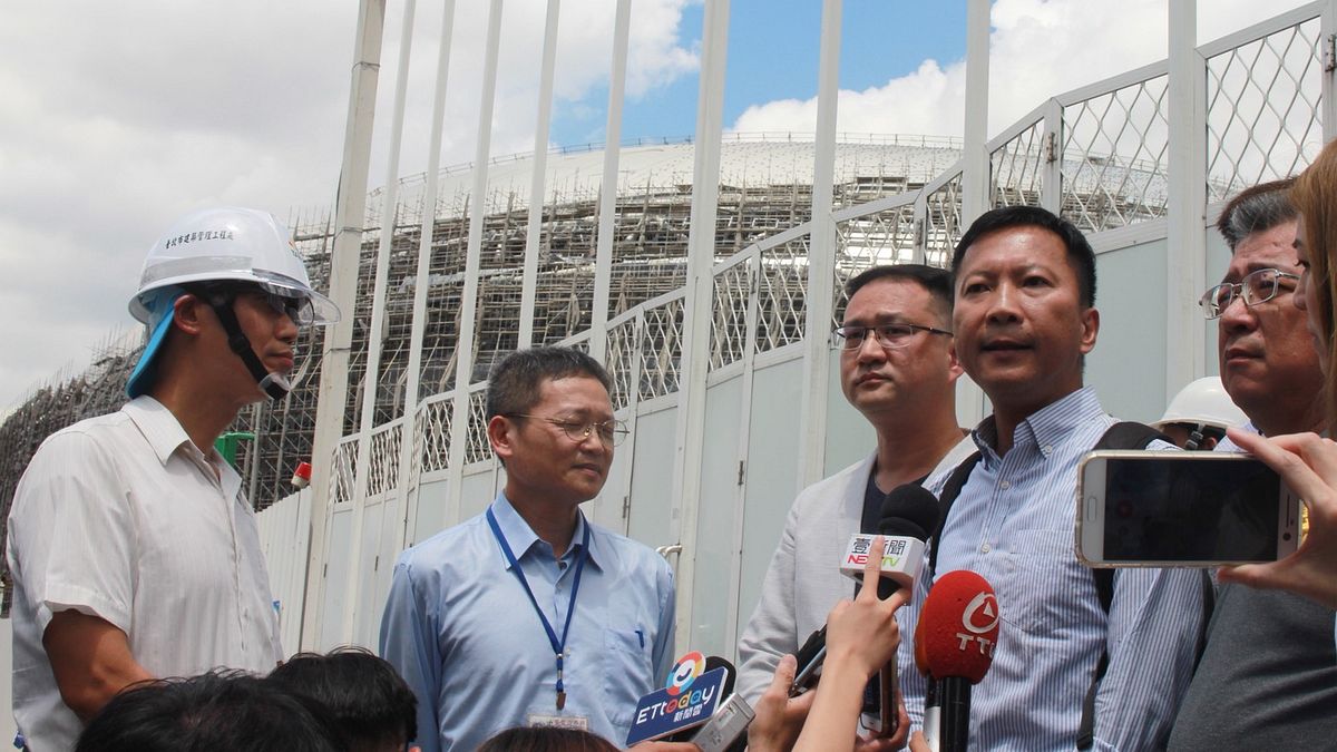 日前大巨蛋發生火警,初步判斷是因焊接不慎引發火勢。台北市議會民進黨團22日上午11時由黨團總召李慶鋒率領,前往大巨蛋進行視察,建管處、體育局等局處也派人到場,不過卻被遠雄擋在門外。(方炳超攝) 日前大巨蛋發生火警,初步判斷是因焊接不慎引發火勢。台北市議會民進黨團22日上午11時由黨團總召李慶鋒率領,前往大巨蛋進行視察,建管處、體育局等局處也派人到場,不過卻被遠雄擋在門外。(方炳超攝)