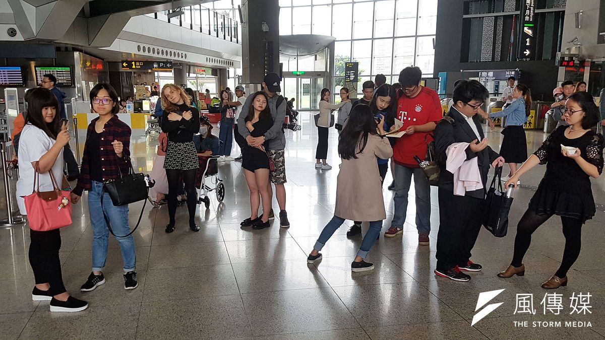 高鐵竹北六家站大廳出現動靜兩態快閃演出,交錯呈現高鐵站內的人生百態。(圖/方詠騰攝) 高鐵竹北六家站大廳出現動靜兩態快閃演出,交錯呈現高鐵站內的人生百態。(圖/方詠騰攝)