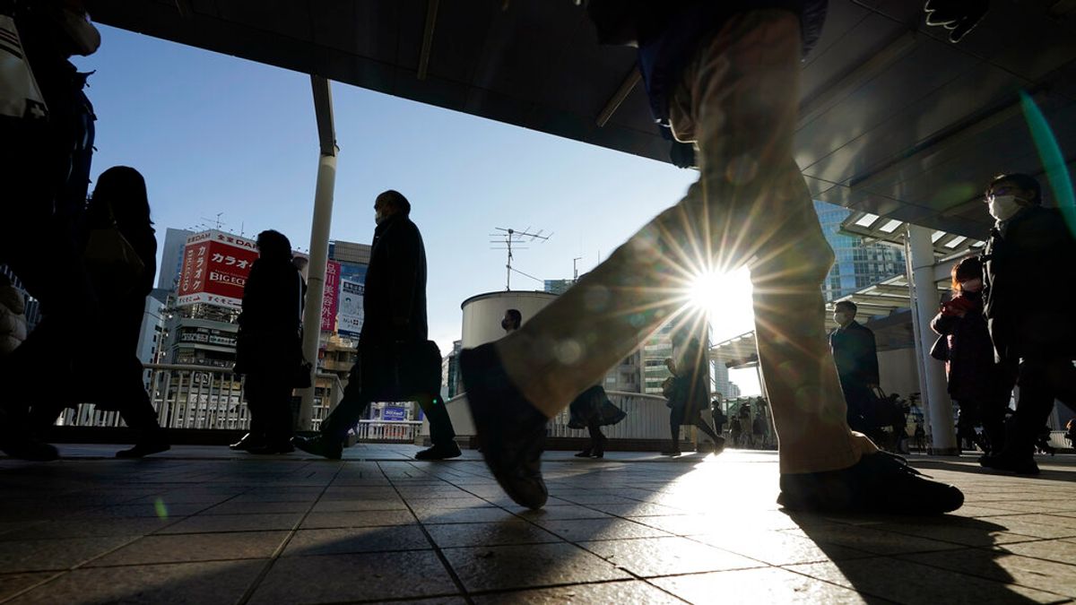 東京地鐵站的匆忙行人。(美聯社) 東京地鐵站的匆忙行人。(美聯社)
