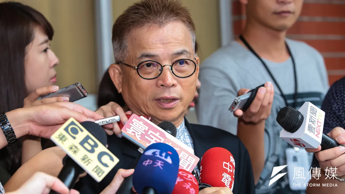 高雄市政府昨日重砲回擊,強調高雄銀行未參與慶富聯貸案,要求國民黨停止抹黑。國民黨立委賴士葆21日回嗆,「歡迎來告!我一點都不怕!」高雄銀行絕對有鬼,真相只會越辯越明。(資料照,顏麟宇攝)