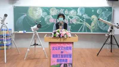 彰化北斗國中因為周邊環境沒有光害,適合天文觀測,在學校設置天文台,縣長王惠美在啟用典禮中表示,希望讓南彰化的師生有更好的學習場域接觸天文。(圖/彰化縣政府提供)