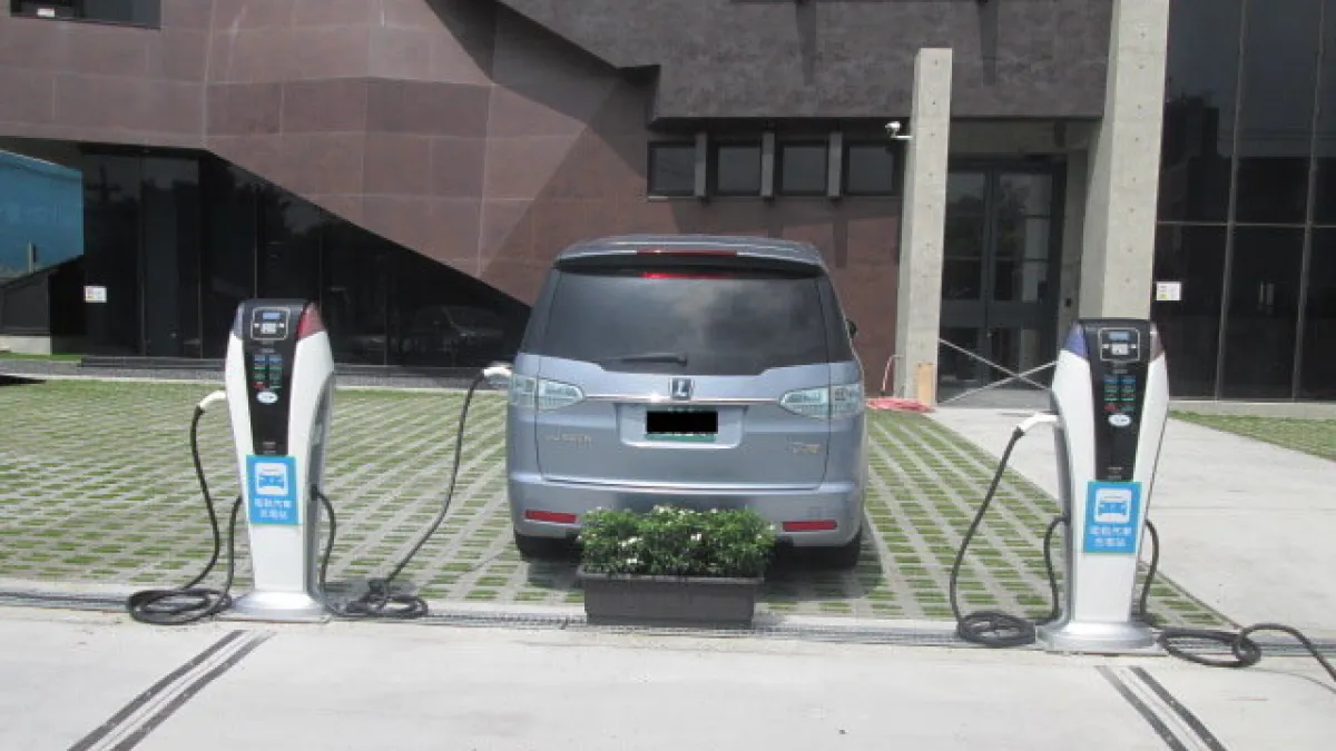 為推廣綠色交通,台中市首創電動車停車免費,市政府也主動發放免費停車證給車主。(圖片來源台中市政府官網)