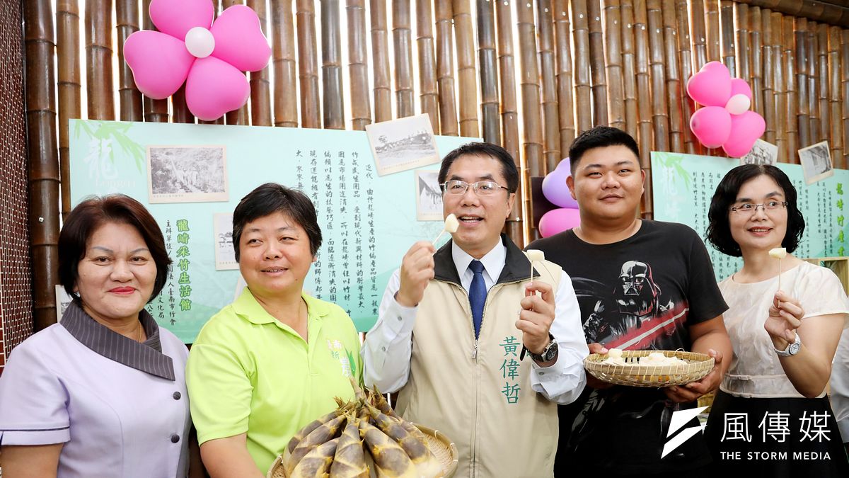 台南市長黃偉哲蒞臨記者會現場推廣台南量多質精的農特產品。(圖/徐炳文攝) 台南市長黃偉哲蒞臨記者會現場推廣台南量多質精的農特產品。(圖/徐炳文攝)