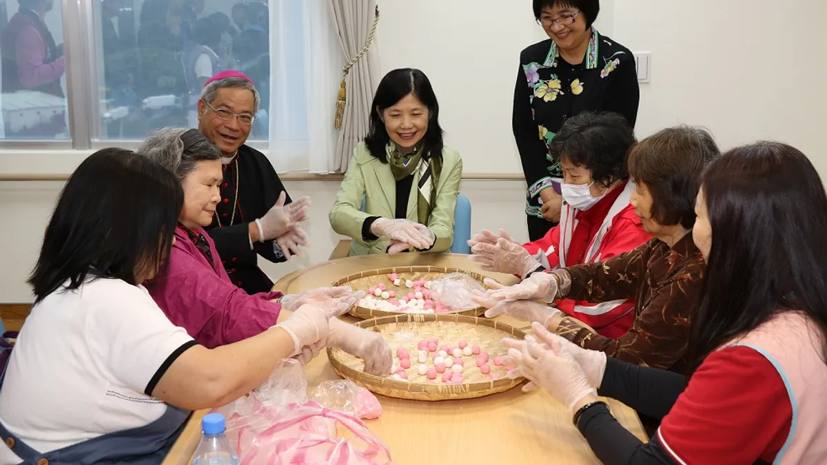 新北市副市長呂衛青(中)、天主教洪山川主教(左)和長輩一起搓湯圓 慶祝安康團體家屋正式啟用 。(圖/新北市社會局提供)