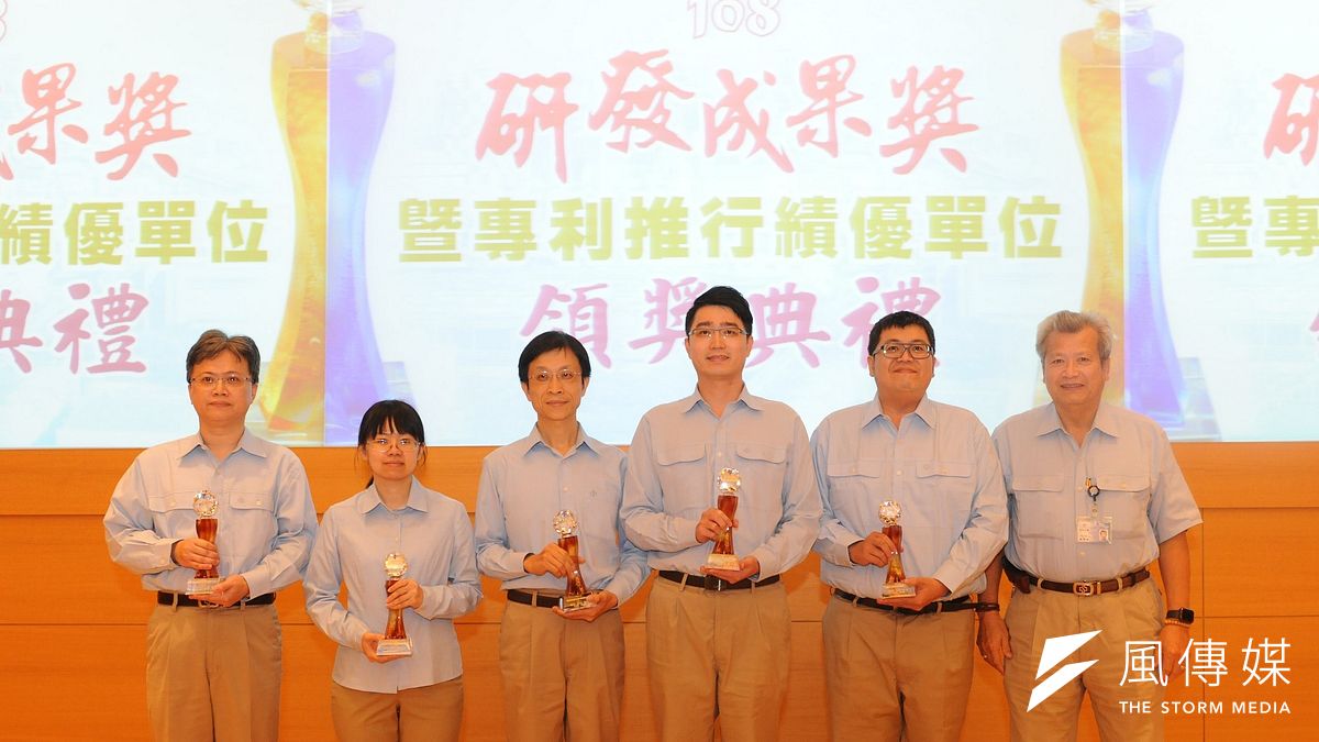 董事長翁朝棟(右一)與中鋼研發成果獎得獎者開心合照。(圖/徐炳文攝) 董事長翁朝棟(右一)與中鋼研發成果獎得獎者開心合照。(圖/徐炳文攝)