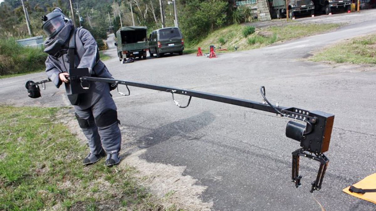 軍方處理未爆彈的專責單位為地區支援指揮部彈藥庫未爆彈處理小組,平時支援責任區三軍演訓或彈藥拾獲事件,這次宜蘭先後發生情況,即由小組人員到場了解並將彈體帶回。圖為未爆彈處理小組訓練示意圖。(資料照,取自國防部發言人臉書) 軍方處理未爆彈的專責單位為地區支援指揮部彈藥庫未爆彈處理小組,平時支援責任區三軍演訓或彈藥拾獲事件,這次宜蘭先後發生情況,即由小組人員到場了解並將彈體帶回。圖為未爆彈處理小組訓練示意圖。(資料照,取自國防部發言人臉書)