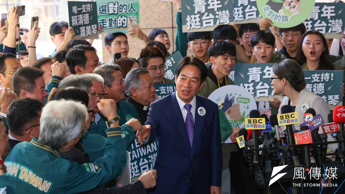民進黨總統、副總統參選人賴清德(中)、蕭美琴21日正式赴中選會登記。時代雜誌21日刊出賴清德專訪報導。(顏麟宇攝)