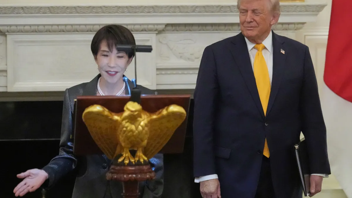 3月19日,美國總統川普在白宮國宴廳接待來訪的日本首相高市早苗。(美聯社)