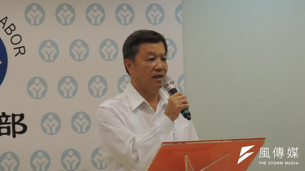 勞動部長陳雄文表示,基本工資等待第三季、第四季經濟指標出來後,再決定是否調整。(葉瑜娟攝)