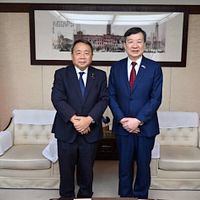 日本維新の会・石平参院議員(左)、台北駐日経済文化代表処を訪れ、李逸洋駐日代表(右)と会談。(写真/ネットより) 日本維新の会・石平参院議員(左)、台北駐日経済文化代表処を訪れ、李逸洋駐日代表(右)と会談。(写真/ネットより)