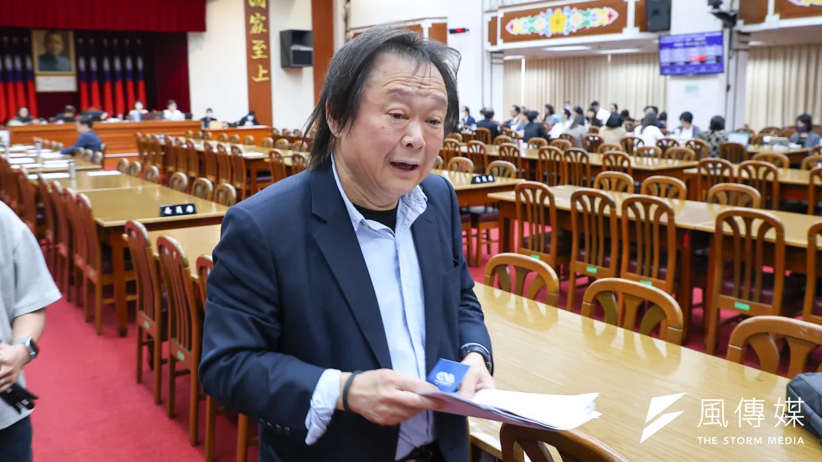 民進黨立委王世堅因為質詢金句成為兩岸網路紅人,却不忘本份質詢。(顏麟宇攝)