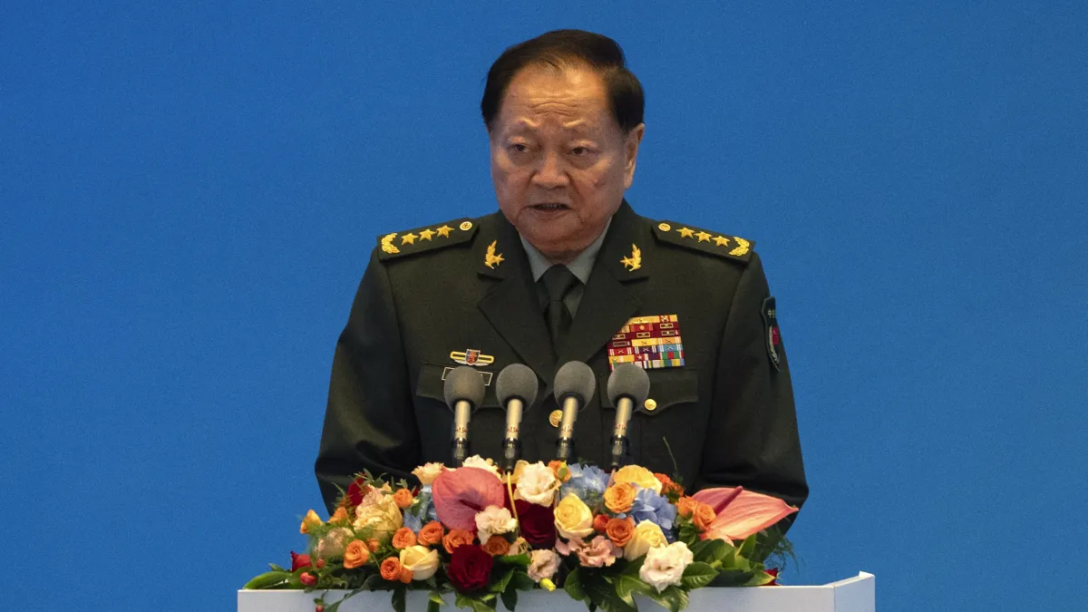 共軍軍委副主席張又俠在上周六被官宣「落馬」引發全球關註。有關張又俠被清洗的真實原因在坊間也流傳著各種版本的內容,結合中共《解放軍報》的社論分析來看,這次被「落馬」非同小可,而是更進一步對軍中各種不安定因素的一次整治。相比於此前共軍上將何衛東、徐才厚、李尚福等人落馬後的定調,張又俠則是更註重的是軍權的爭議。圖為2024年4月22日,張又俠在西太平洋海軍論壇年會發表演說。(資料照,美聯社)