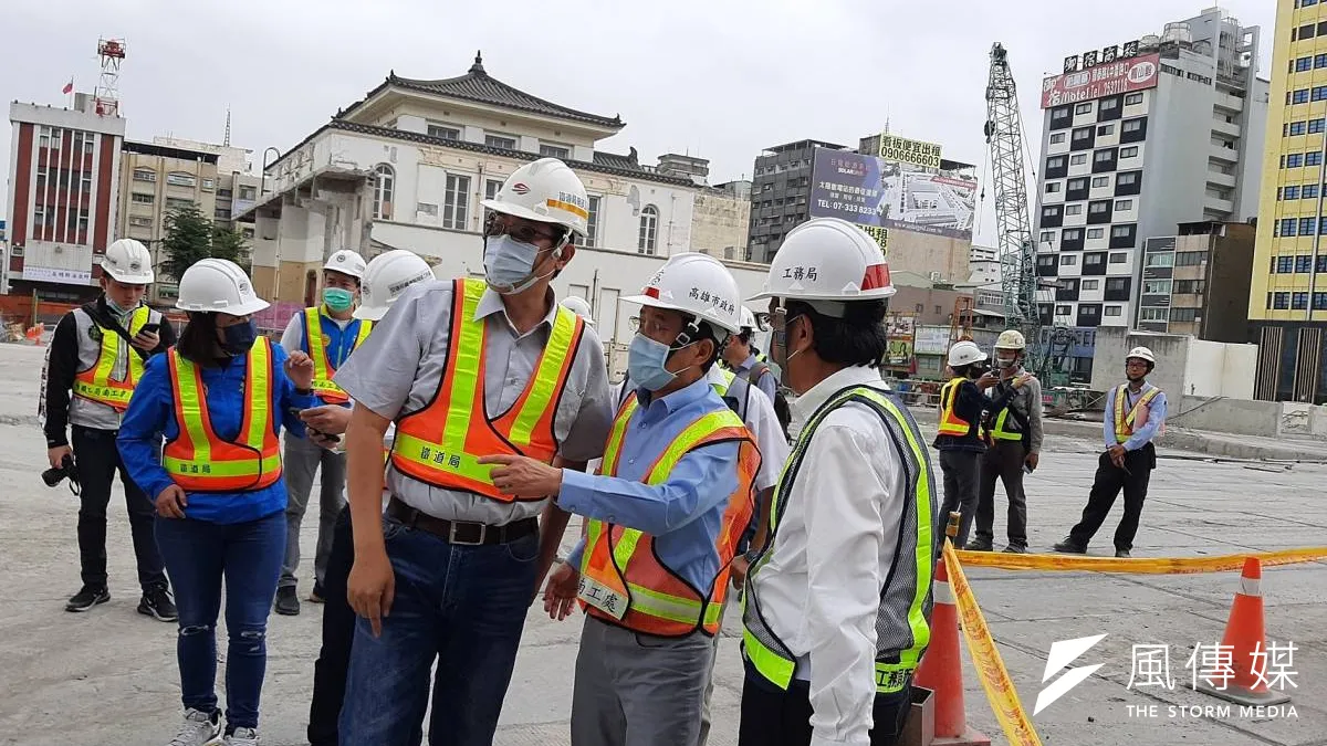 副市長林欽榮偕同市議員何權峰、黃香菽聽取交通部鐵道局南部工程處說明。(圖/徐炳文攝)