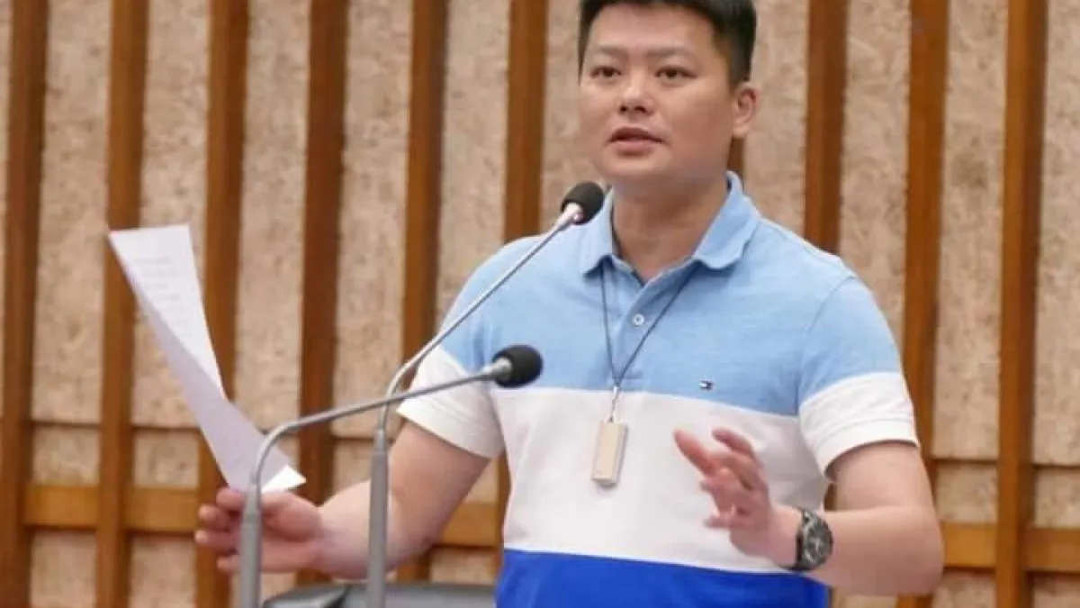 高雄市議員曾俊傑質詢時,要求市府經發局要做好土地、水電等的對應準備。(圖/翻攝臉書)