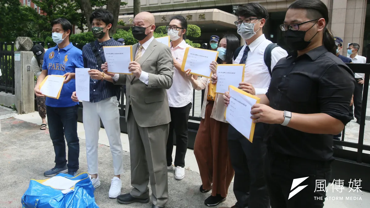 罷免立委林昶佐團隊「清林散昶」,29日赴中央選舉委員會遞交第一階段的3500份連署書, 「清林散昶」領銜人周世雄(左—)、廖繼斌(左三)、姚冠均(左二)及 發言人高毓安(右—)等人出席。(柯承惠攝)