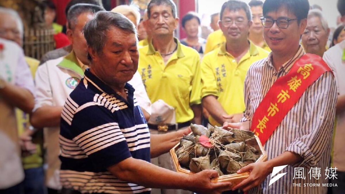陳其邁持續發揮「緊緊緊」精神,ㄧ大早即至頂茄萣菜市場,並與採買民眾互動,以90度鞠躬的誠意拜票,獲得鄉親熱烈歡迎。(圖/徐炳文攝) 陳其邁持續發揮「緊緊緊」精神,ㄧ大早即至頂茄萣菜市場,並與採買民眾互動,以90度鞠躬的誠意拜票,獲得鄉親熱烈歡迎。(圖/徐炳文攝)