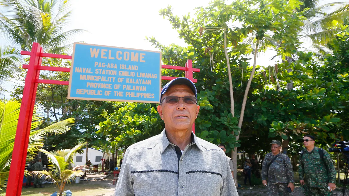 菲律賓國防部長羅倫沙納(Delfin Lorenzana)21日登上南海中業島(Thitu Island)視察(AP) 菲律賓國防部長羅倫沙納(Delfin Lorenzana)21日登上南海中業島(Thitu Island)視察(AP)