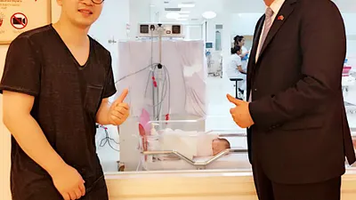 駐泰大使童振源(右)「機要秘書」林子揚(左)被外界指稱特權外派又領高薪。(取自童振源臉書)