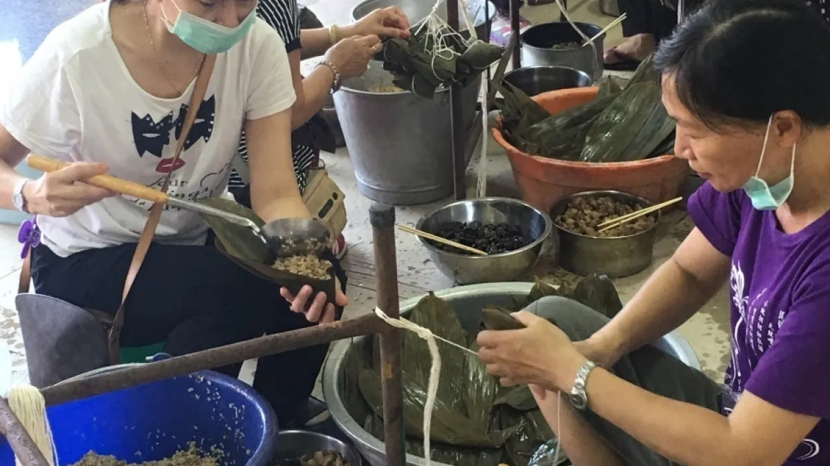 救國團端節飄香 號召義工夥伴煮粽贈弱勢