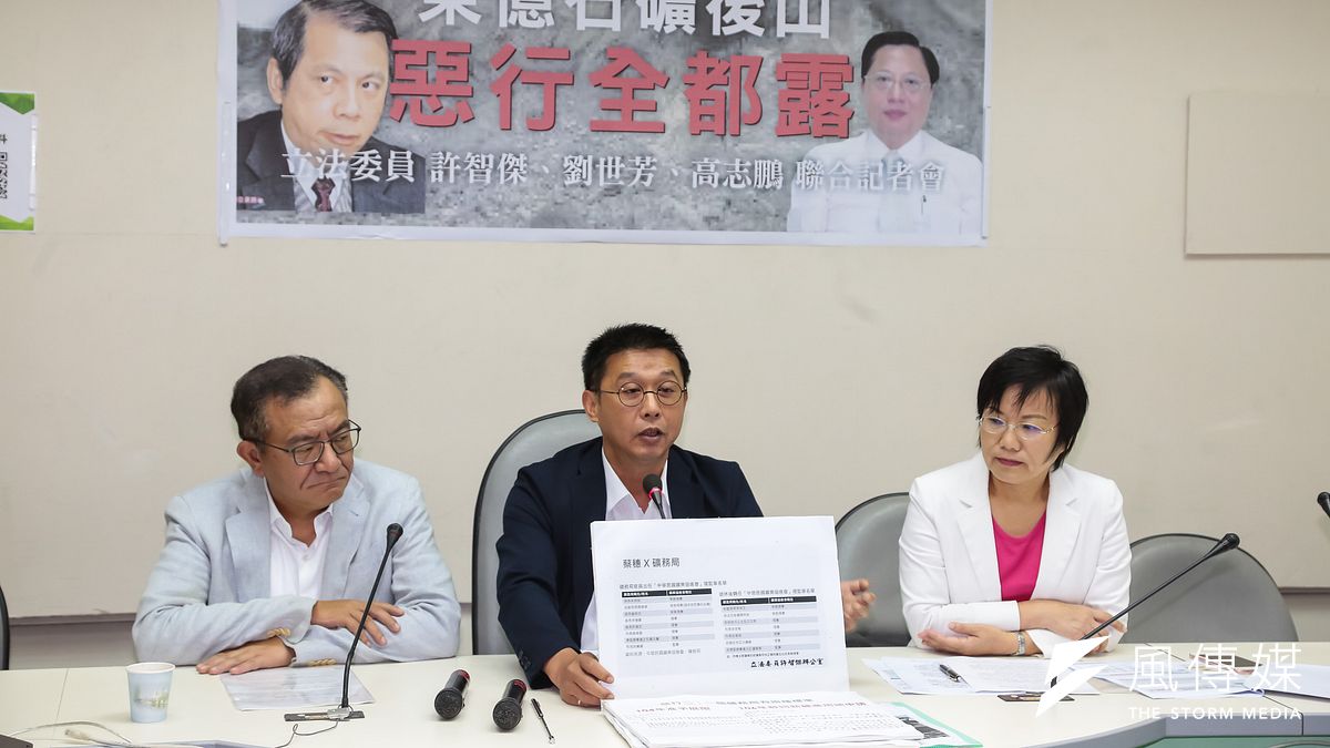 由左到右為民進黨立委高志鵬、許智傑、劉世芳27日召開「朱明昭+蔡穗聯手『玩法』,東億石礦後山惡行全都露」記者會。針對東億石礦獲礦權展限10年,劉世芳表痛批礦務局長朱明昭,這是「知法犯法」或「知法玩法」。(顏麟宇攝) 由左到右為民進黨立委高志鵬、許智傑、劉世芳27日召開「朱明昭+蔡穗聯手『玩法』,東億石礦後山惡行全都露」記者會。針對東億石礦獲礦權展限10年,劉世芳表痛批礦務局長朱明昭,這是「知法犯法」或「知法玩法」。(顏麟宇攝)