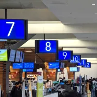 有「國際航空界奧斯卡」之稱的全球機場獎正式出爐,其中台灣的桃園國際機場在全球百大最佳機場排行榜中由去年的43名躍升至24名。 (資料照/王仁邑攝) 有「國際航空界奧斯卡」之稱的全球機場獎正式出爐,其中台灣的桃園國際機場在全球百大最佳機場排行榜中由去年的43名躍升至24名。 (資料照/王仁邑攝)