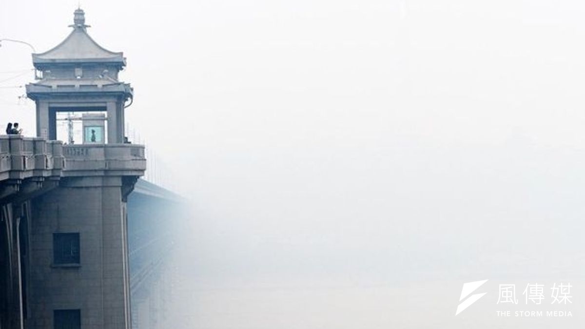 這不是照片曝光,是霧霾導致武漢的長江大橋「隱身」。(取自網路) 這不是照片曝光,是霧霾導致武漢的長江大橋「隱身」。(取自網路)