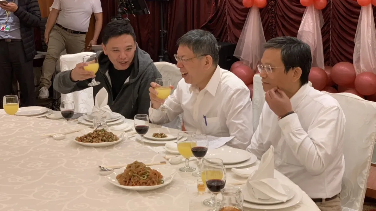 20181206_柯文哲(中)宴請北市議員,綠營洪健益(左)、友柯派陳政忠(右)出席。(讀者提供)