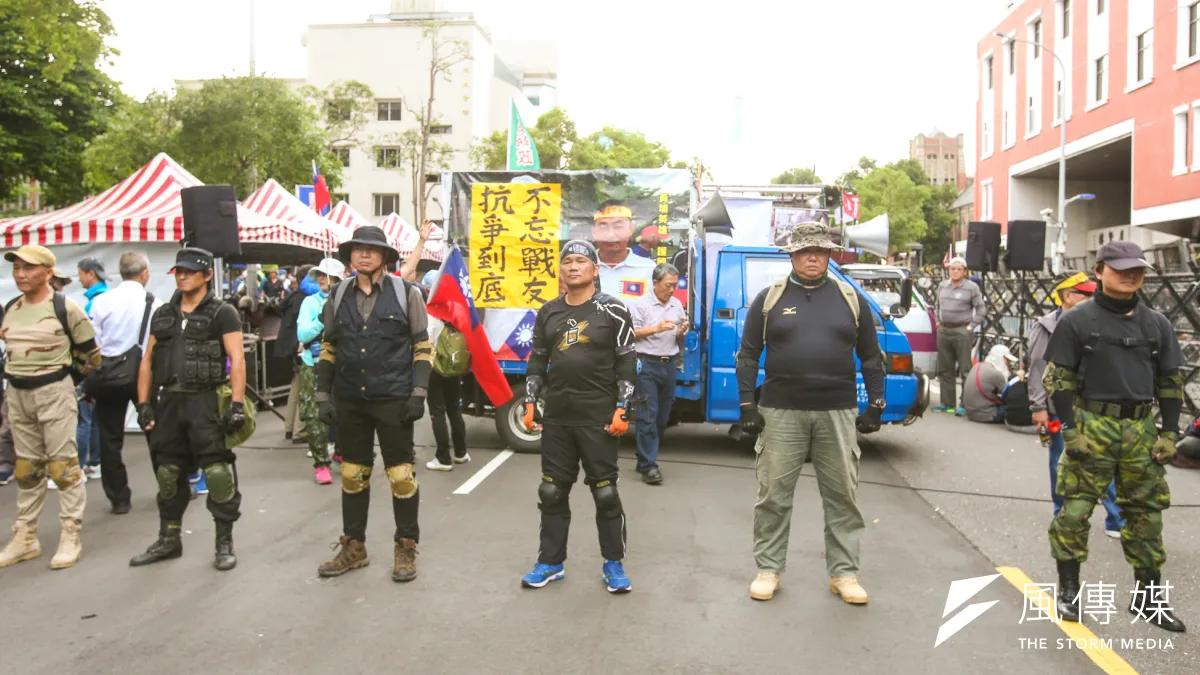 軍改案立法院內逐條審查,院外八百壯士等反軍改團體聚集陳抗,涼山退役部隊成員 。(陳明仁攝)